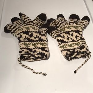Knitted gloves